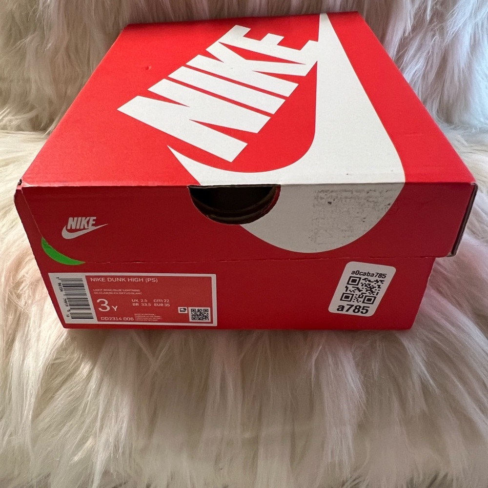 Nike Dunks - Picture 7 of 7